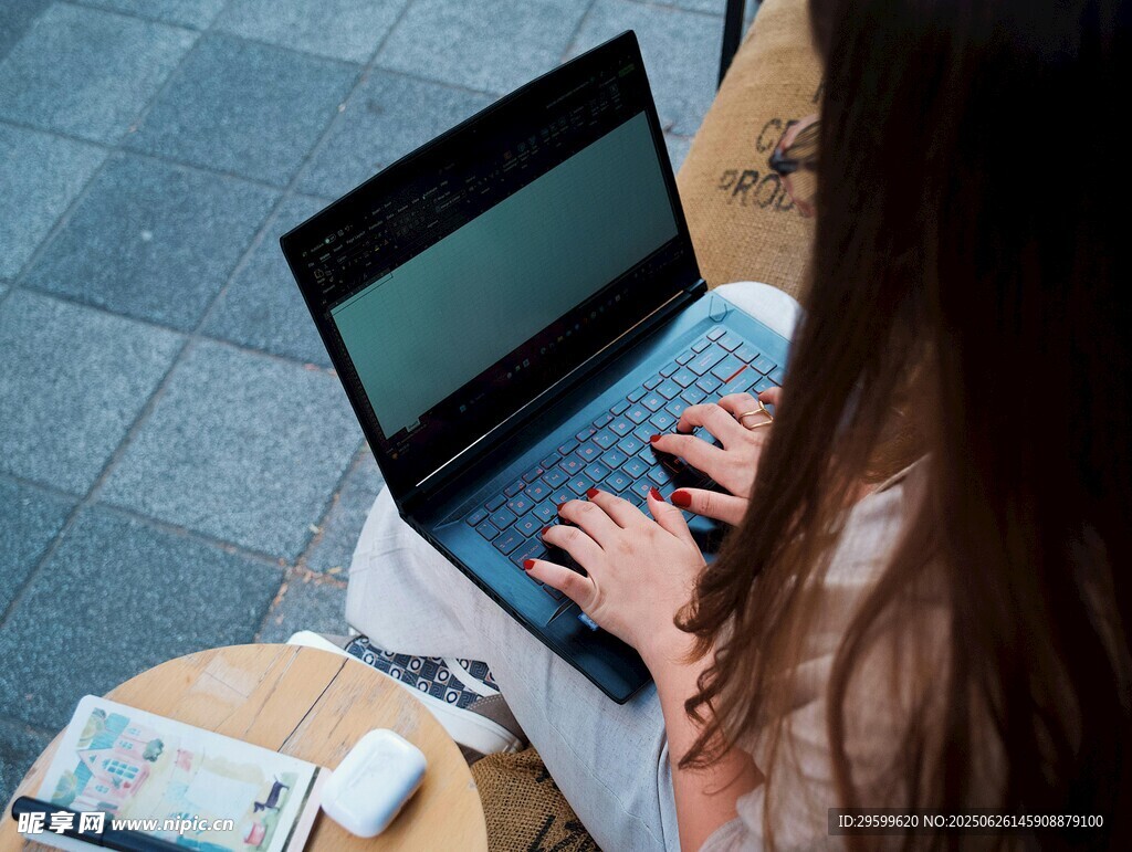 女子戶外專注使用筆記本電腦
