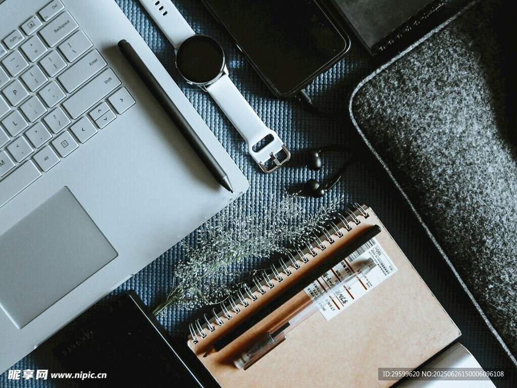 辦公桌面的文具與電子設備