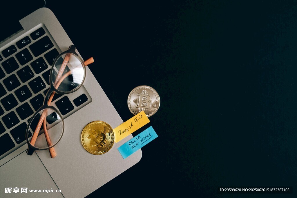 桌上辦公小物與筆記本電腦