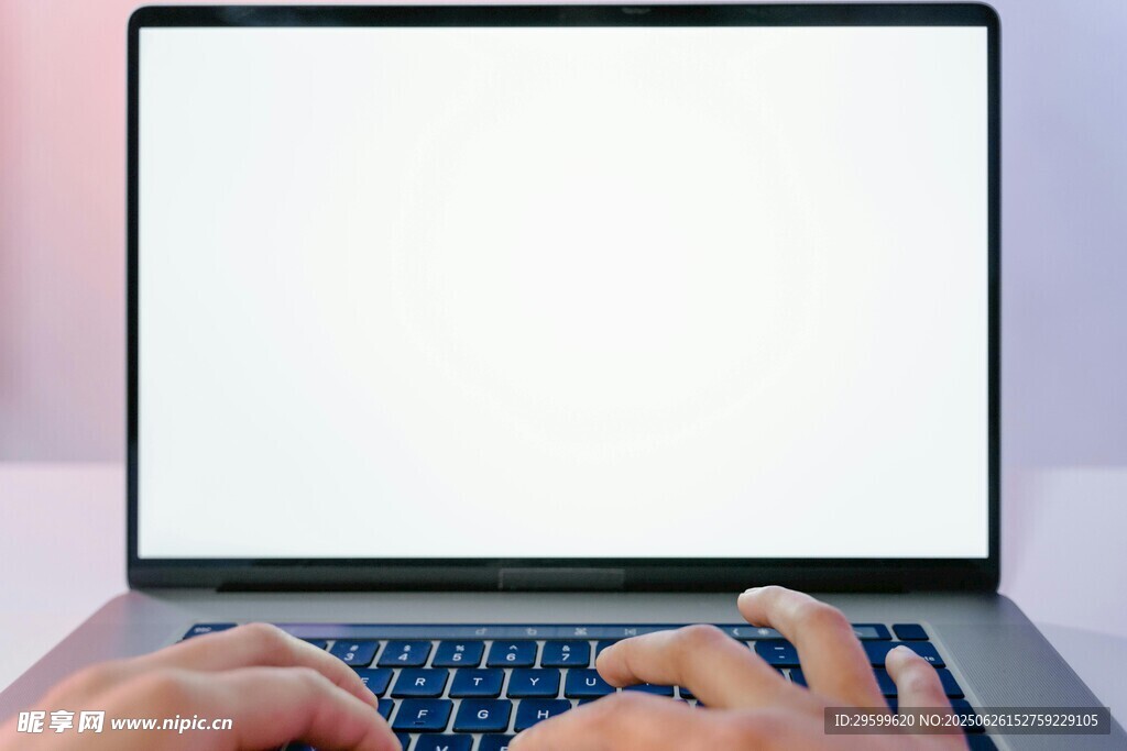 雙手在筆記本電腦上打字