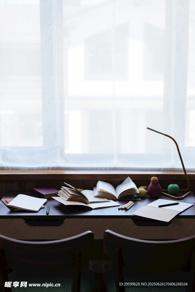 窗邊書桌上的閱讀場景