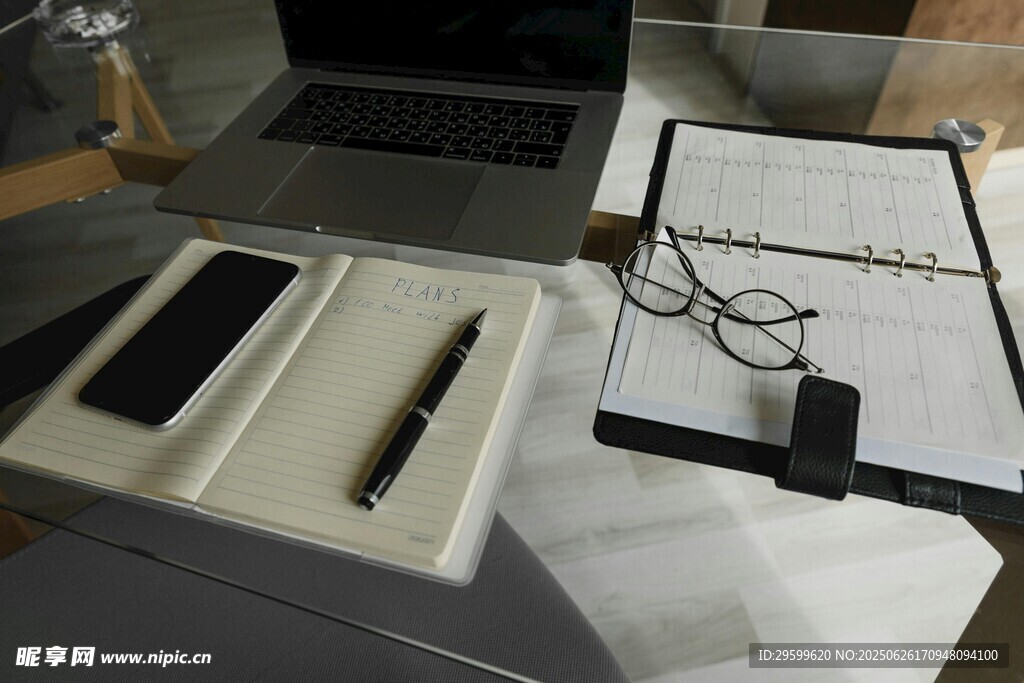 辦公桌面文具與電子設備