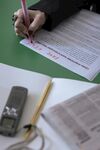 手執筆書寫于文件上
