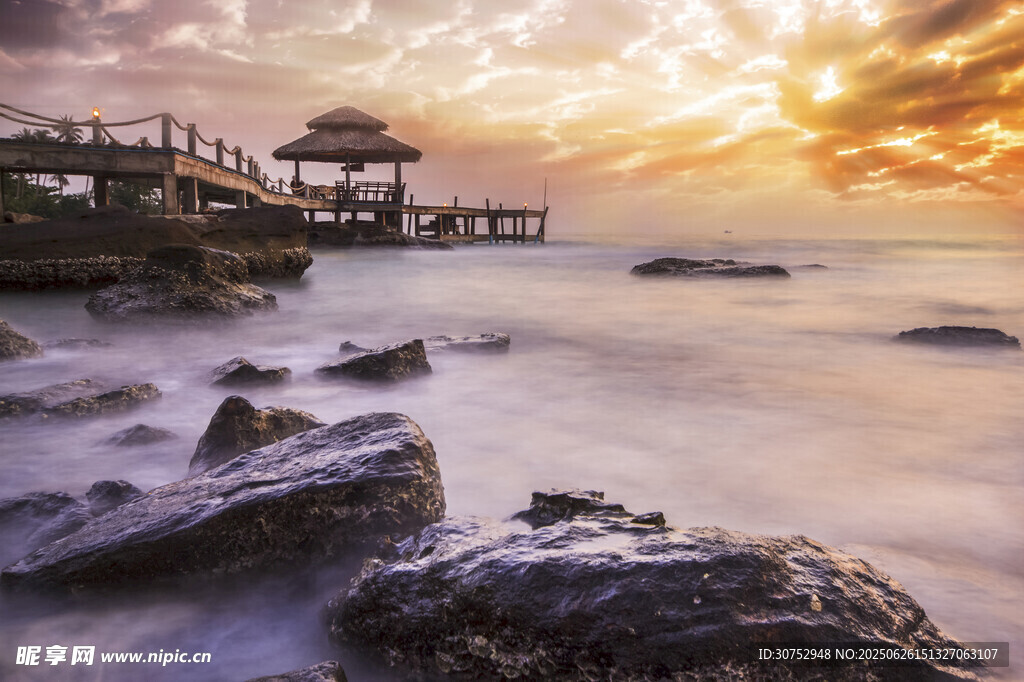 海邊日落棧橋美景