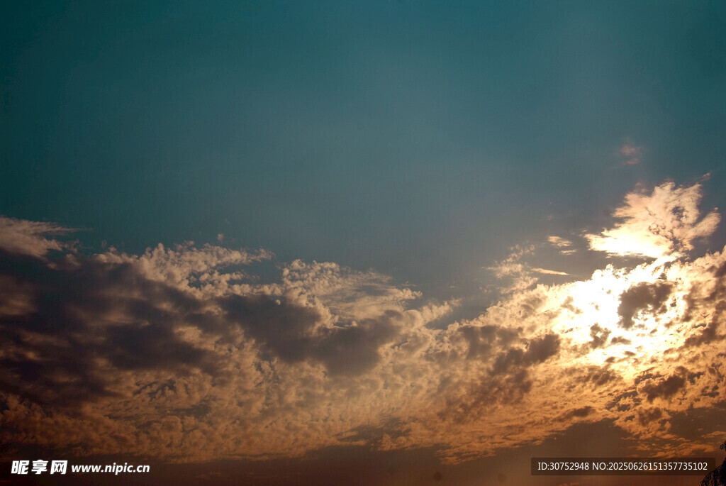 夕陽(yáng)下的絢爛天空