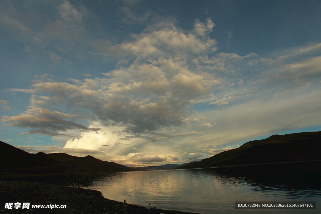 湖畔黃昏美景