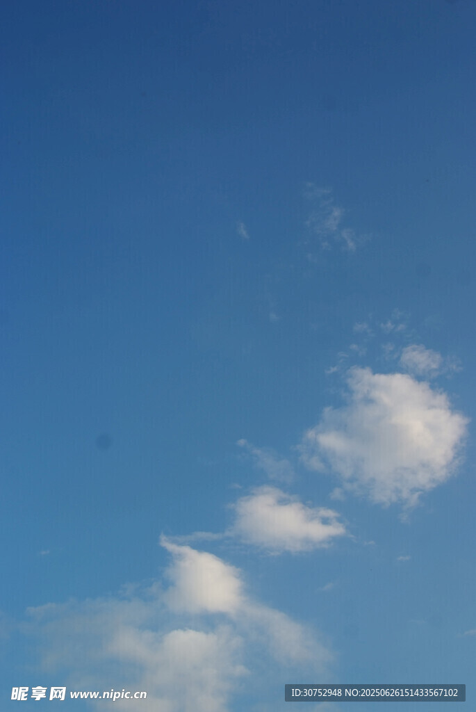 藍天中的幾朵白云