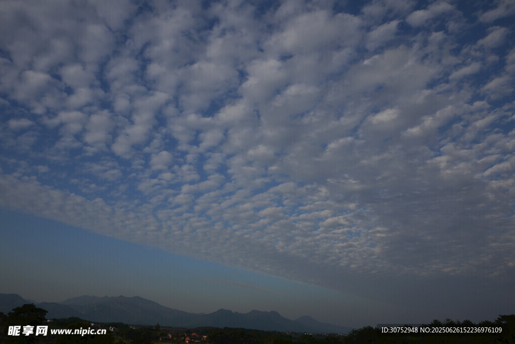 天空中的絮狀云朵景觀