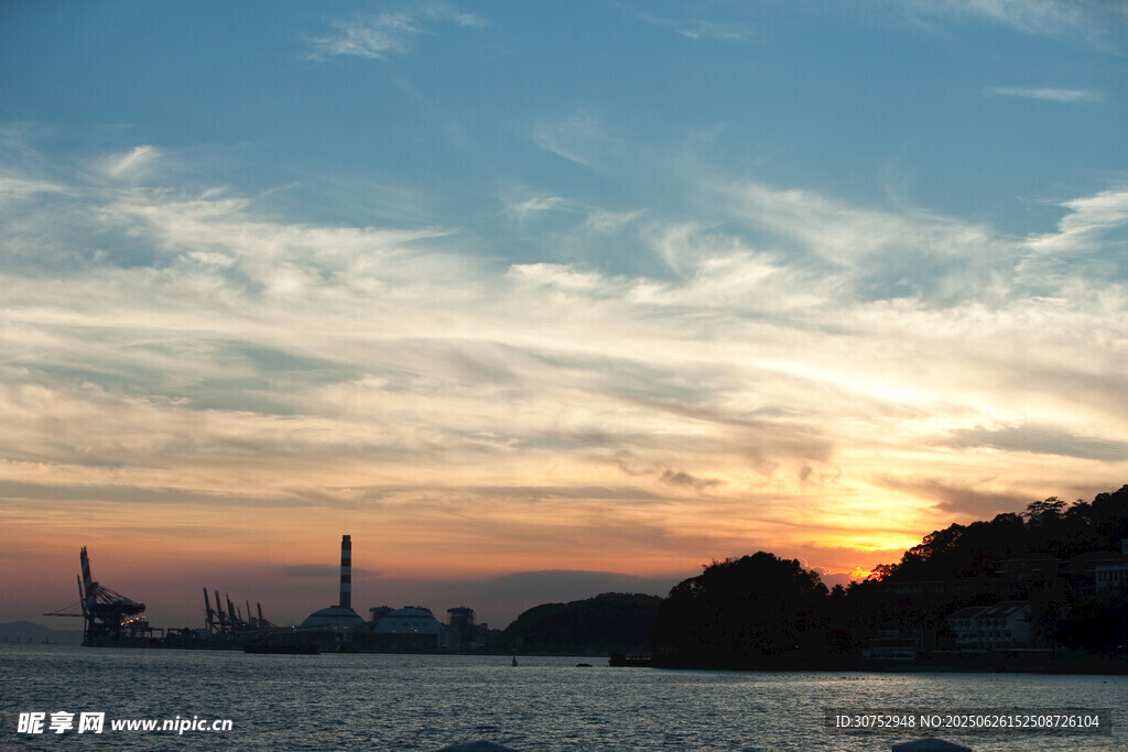 海邊日落時分的港口景象