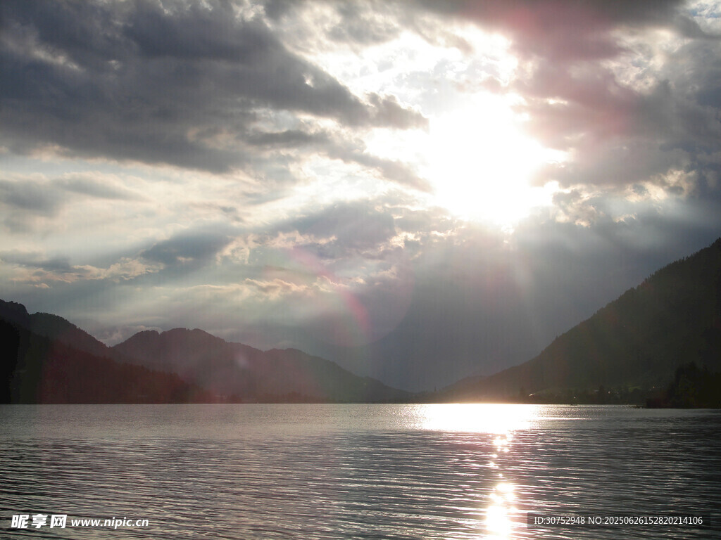 夕陽下波光粼粼的山水景
