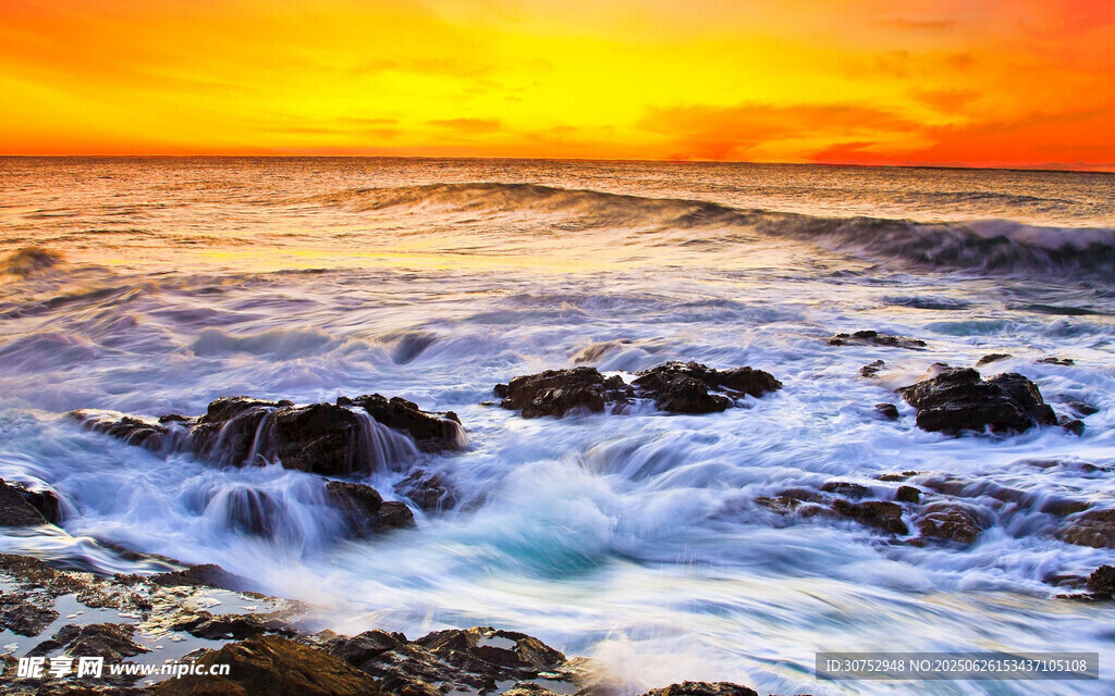 夕陽下的海浪美景
