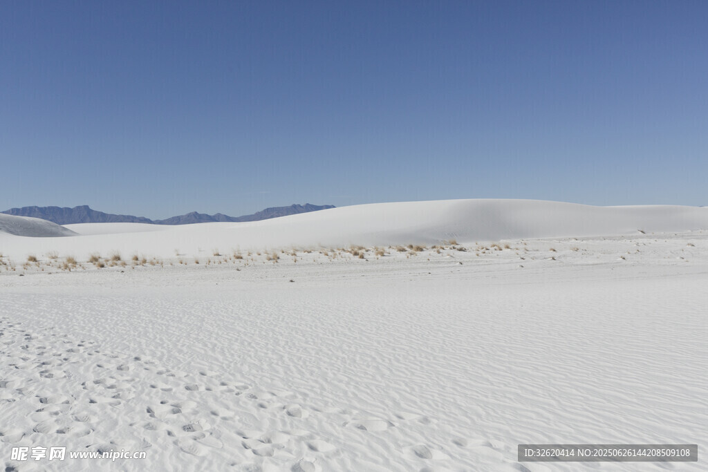 廣袤雪地與遠處山巒
