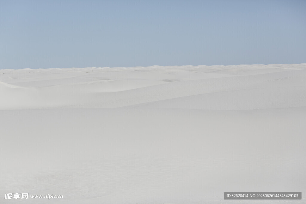 廣袤無垠的白色雪地景觀