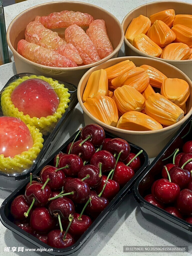 多樣新鮮水果拼盤展示