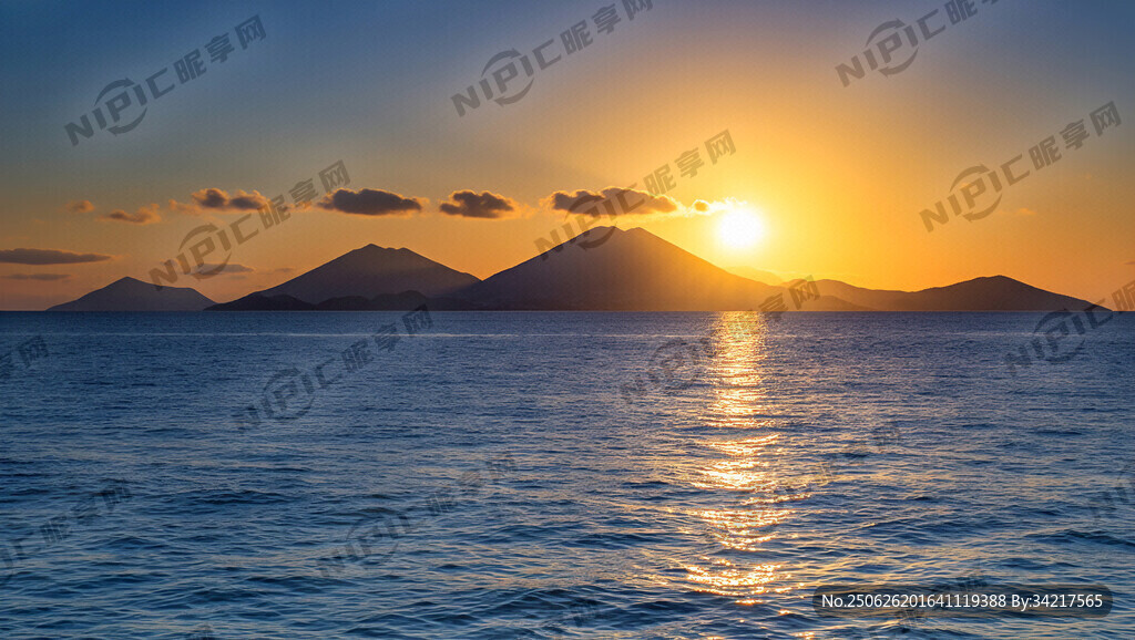 海平面上遠看有日出 日出要明顯