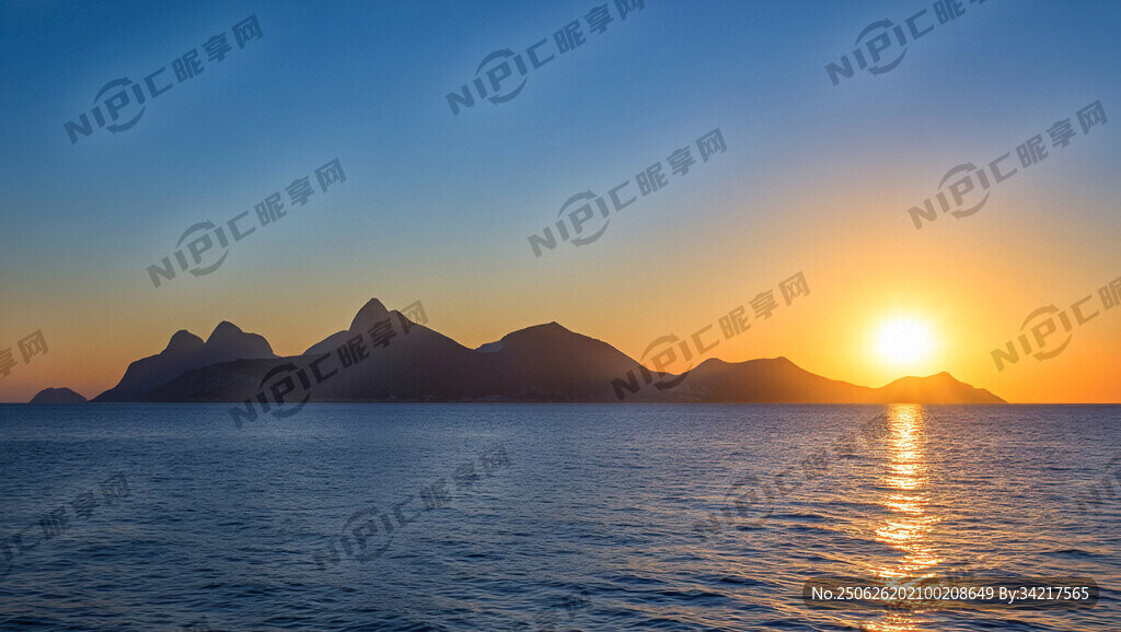 海平面上遠看有日出 日出要明顯