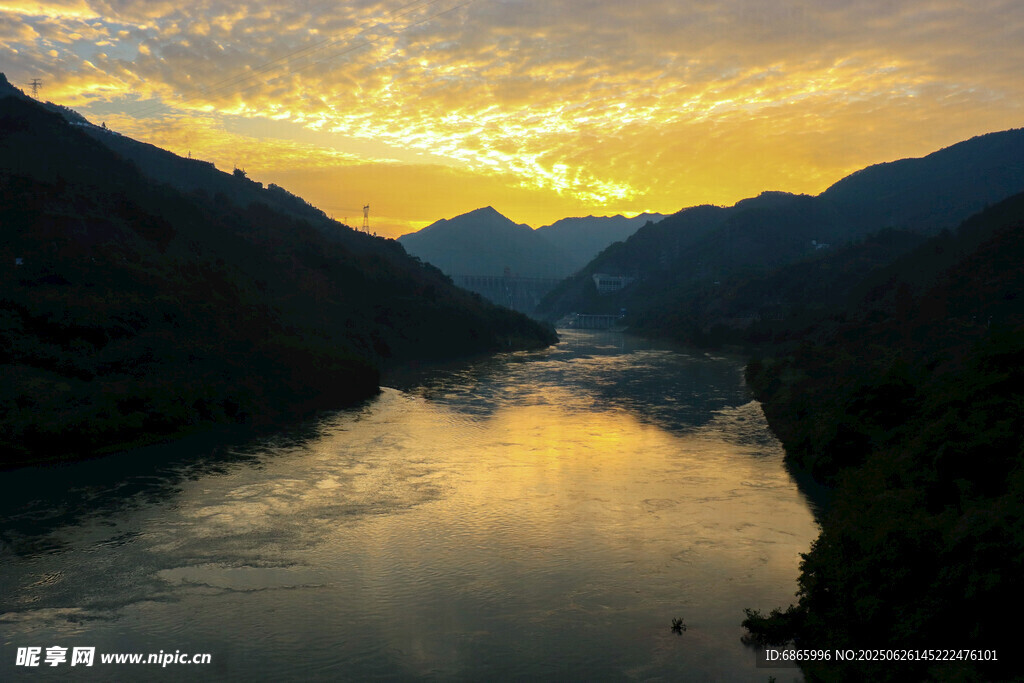 夕陽下的壯麗山水景觀