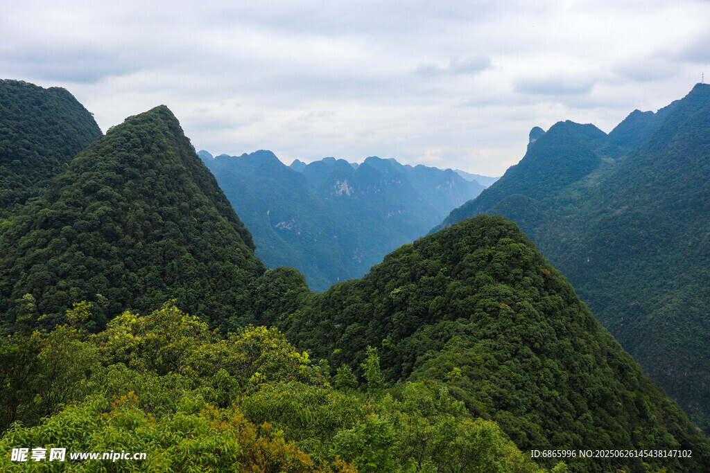 青山翠谷間的壯美山景