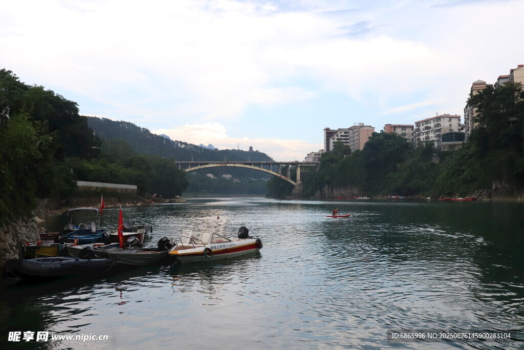 河畔小船與遠(yuǎn)處橋梁風(fēng)景
