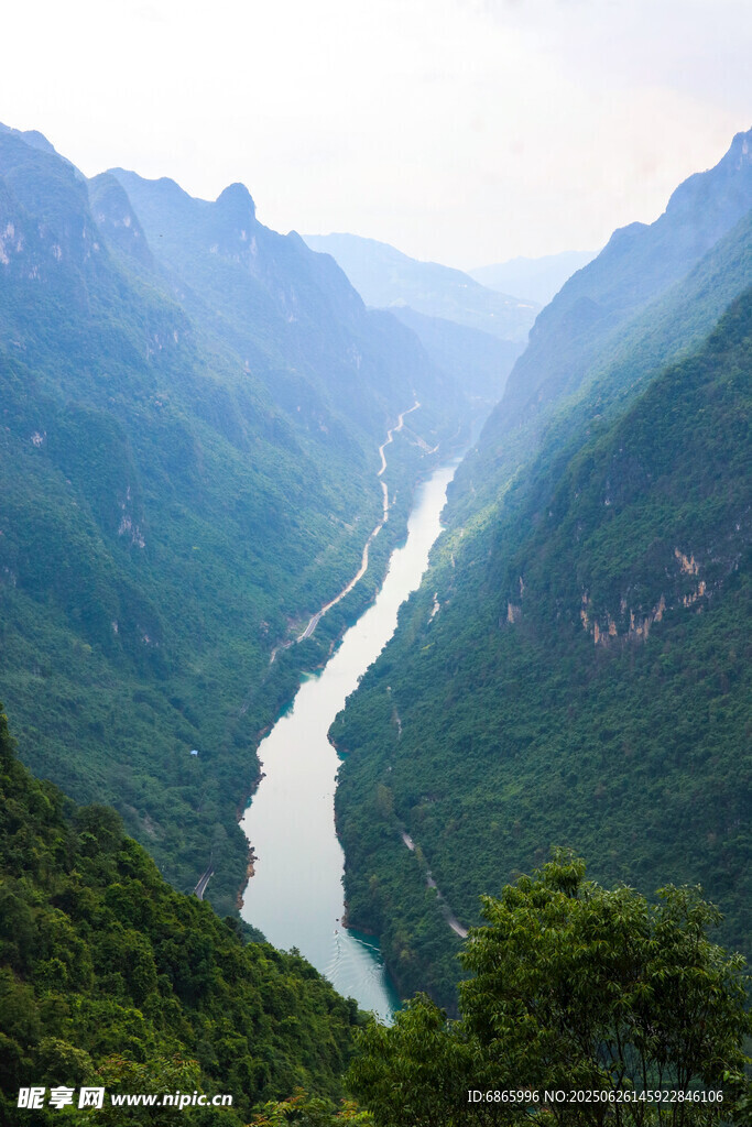 壯麗山河間蜿蜒的河流
