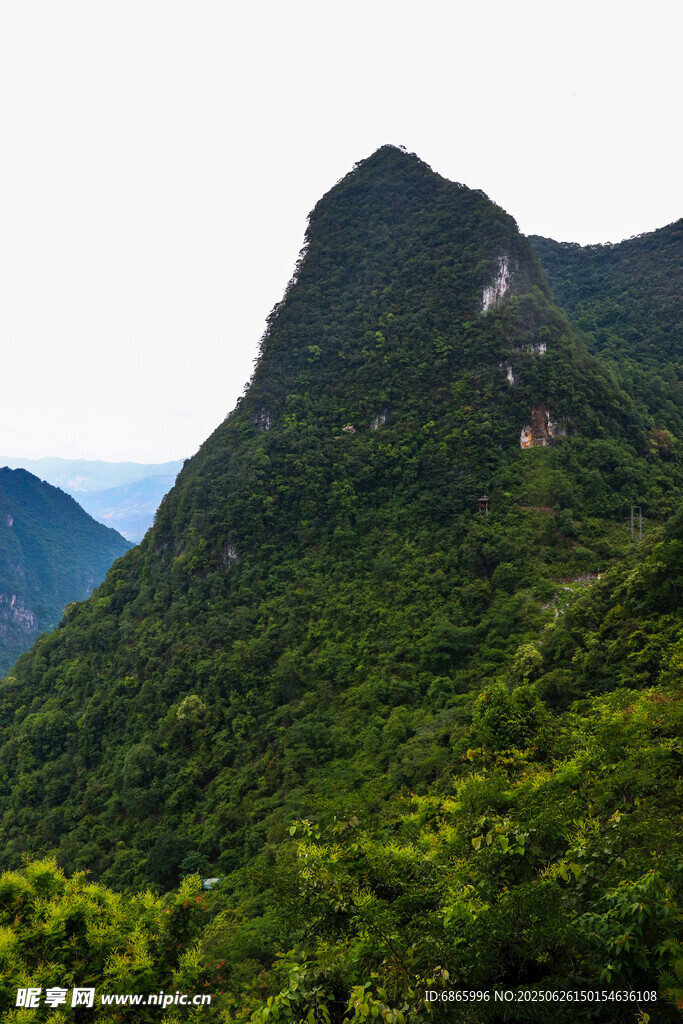 翠綠山巒景色壯美