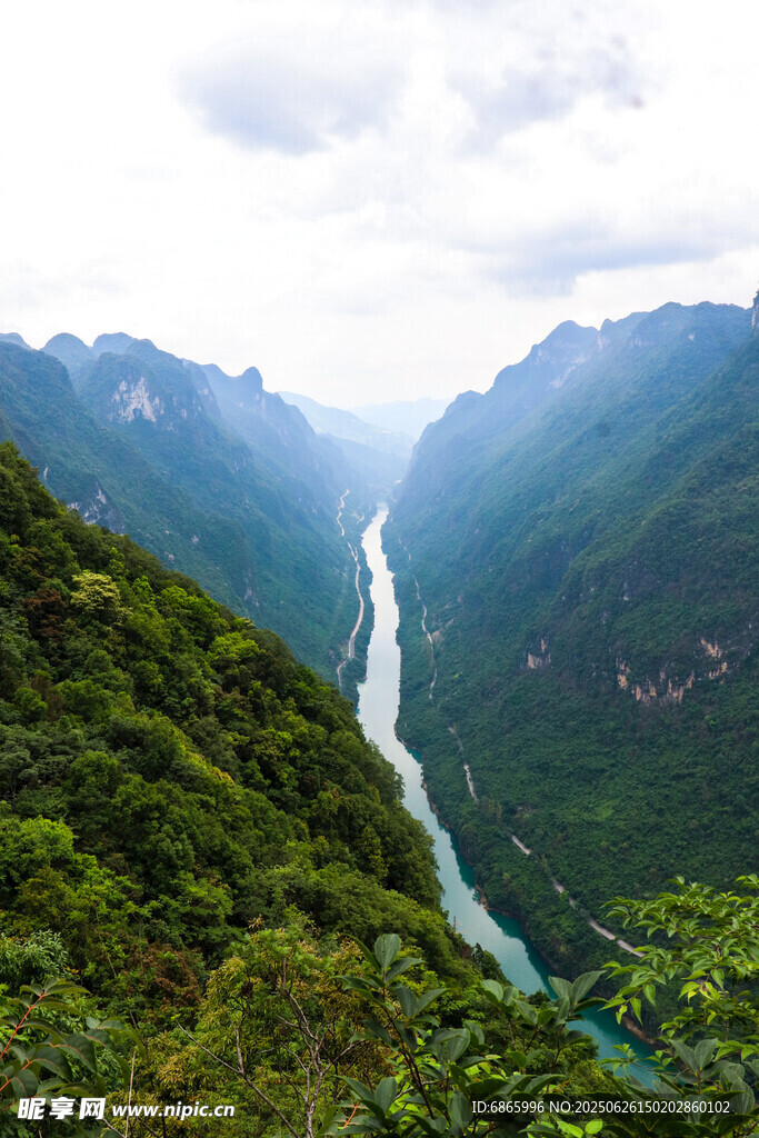 壯麗峽谷間蜿蜒河流景觀
