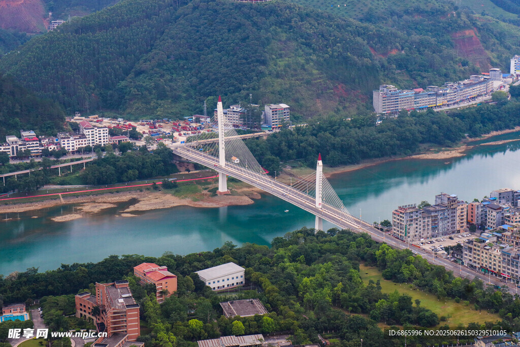 壯麗跨江大橋與山水風光