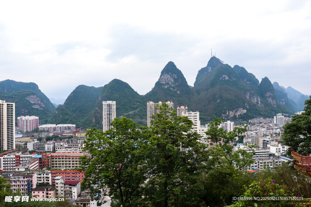 城市與山巒相映的景致