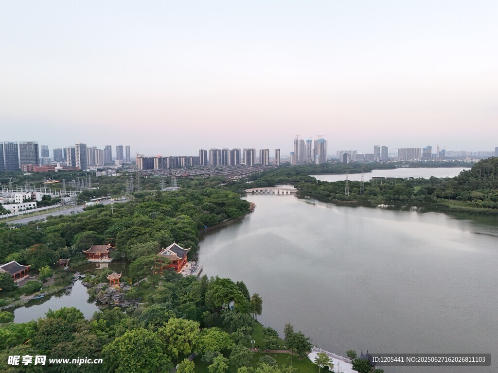航拍俯瞰順德順峰山公園