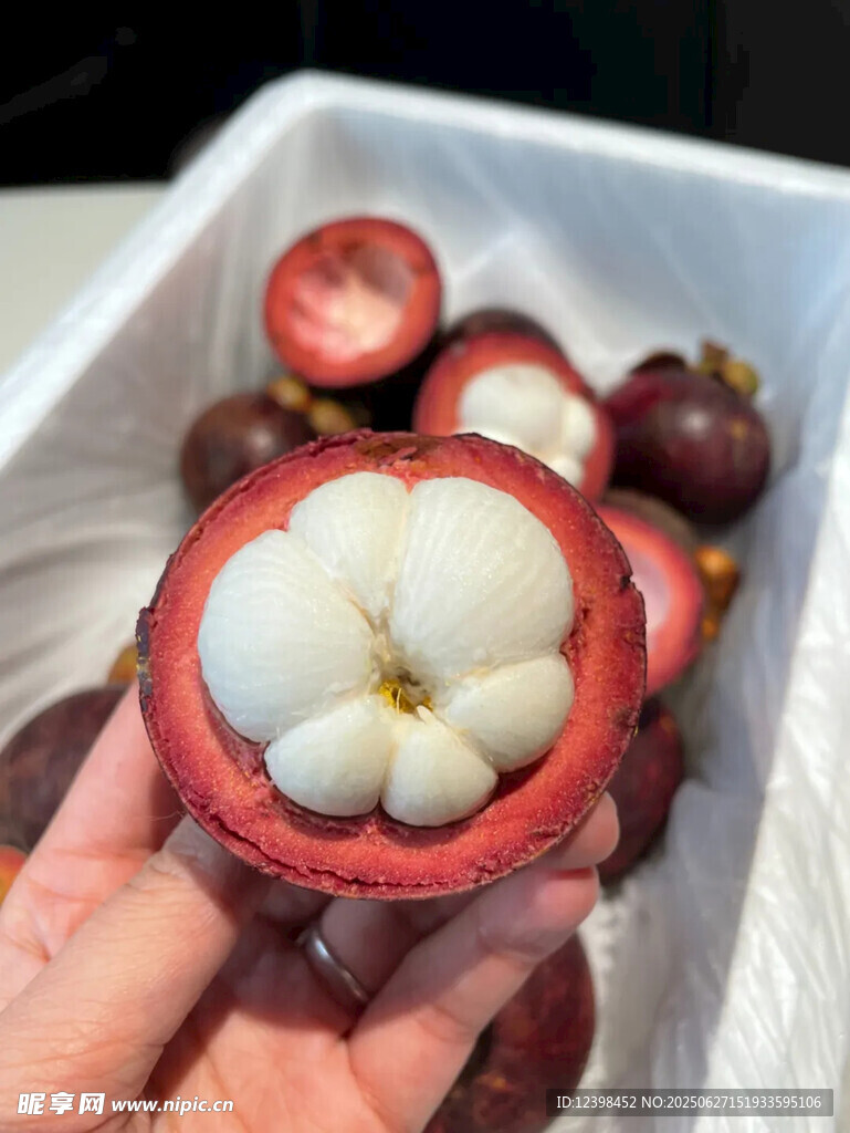 手捧剝開的新鮮山竹