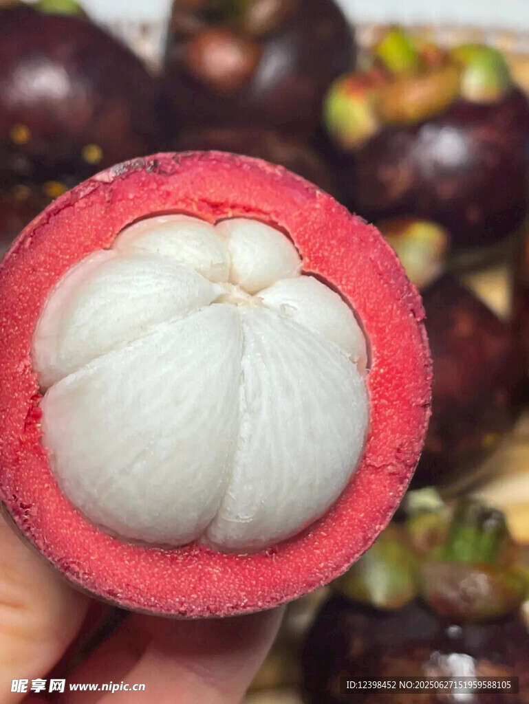 剝開的山竹果肉特寫