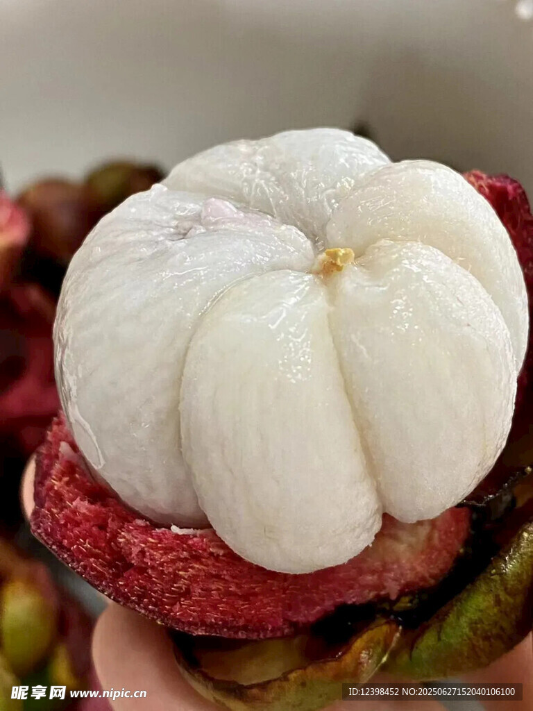 剝開的山竹果肉飽滿