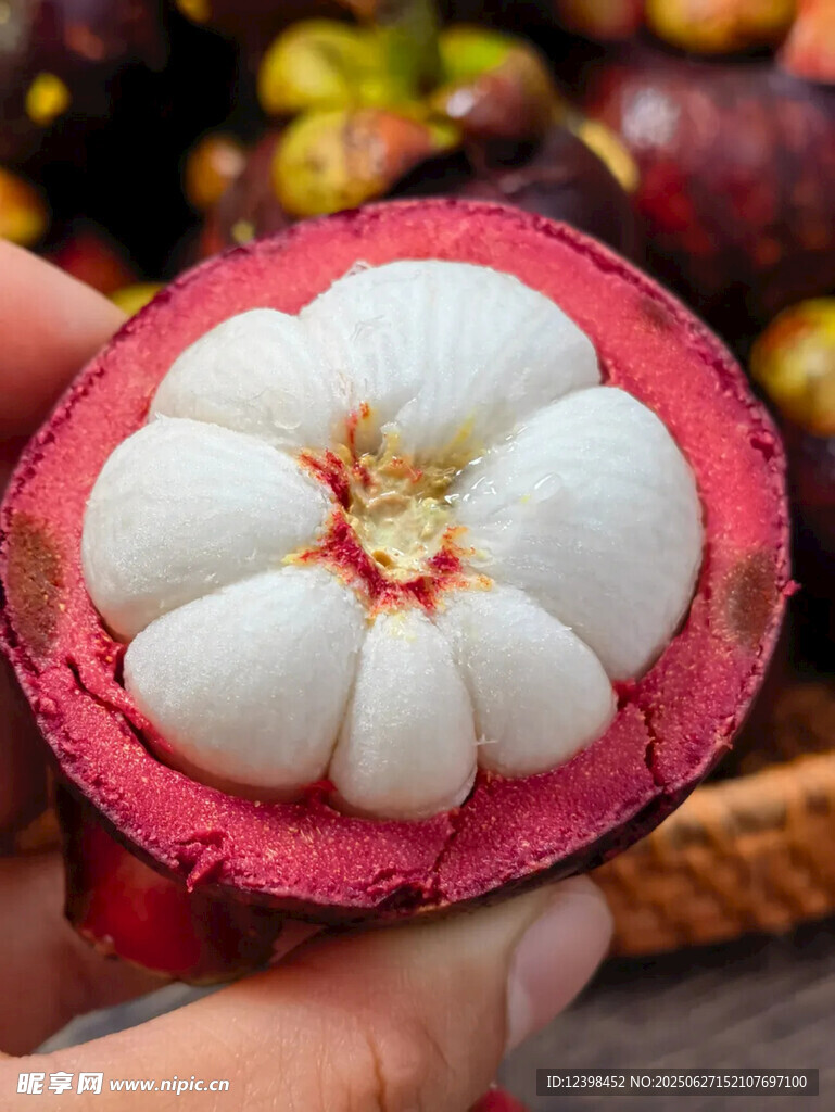 剝開的山竹果肉