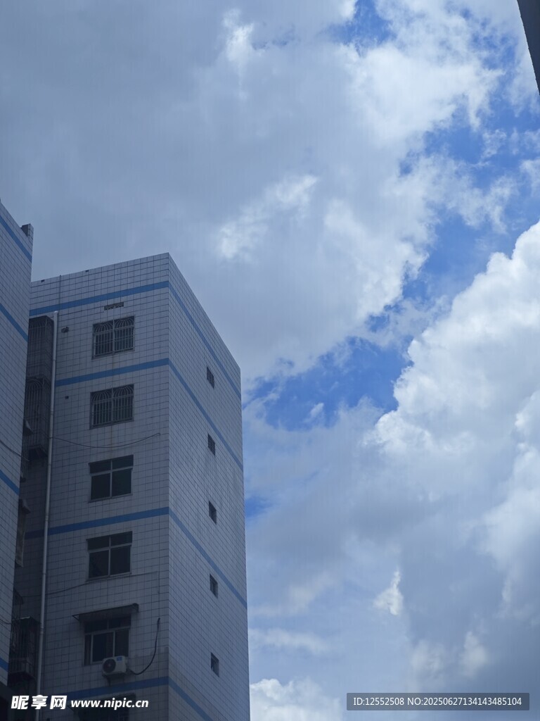 高樓矗立藍天白云間