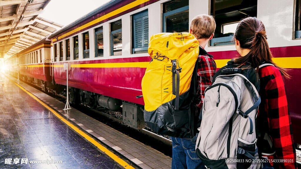 站臺候車的背包旅行者