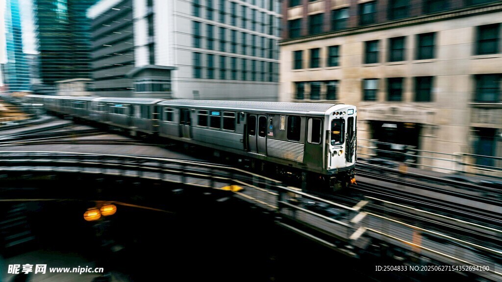 城市高架軌道上的列車