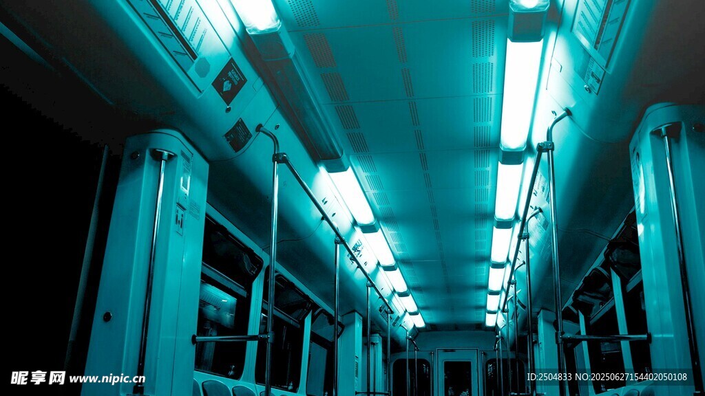 地鐵車廂內的冷色調景象