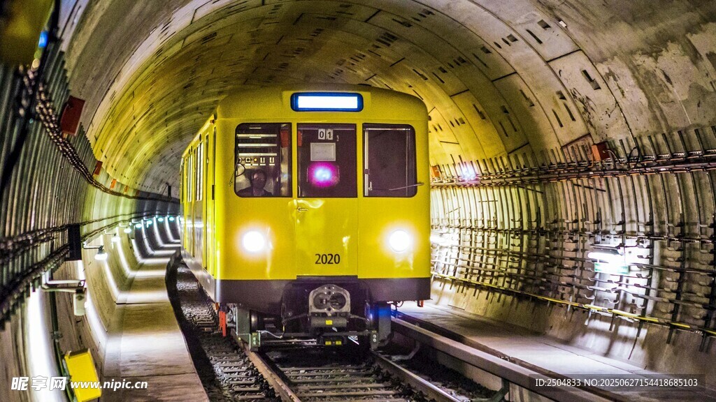 地下隧道中的黃色列車