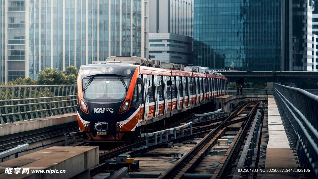 城市軌道列車穿行于高樓間