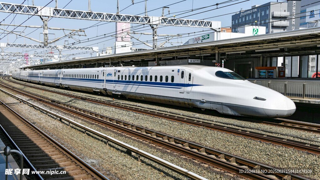 高速列車停靠在鐵軌旁