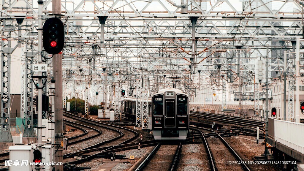火車站內(nèi)列車與交錯軌道