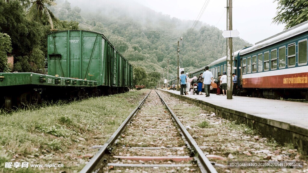 山間鐵軌旁的復古列車