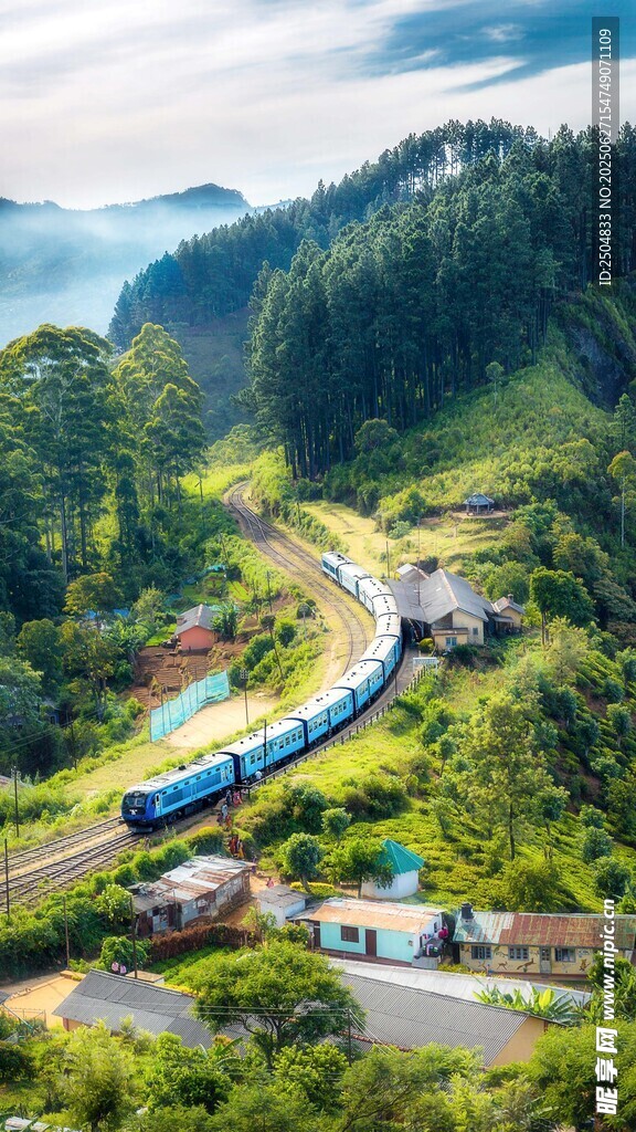 山間蜿蜒的藍(lán)色列車美景