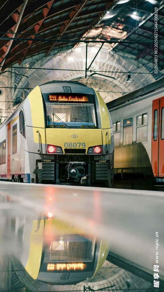 車站內(nèi)停靠的現(xiàn)代列車