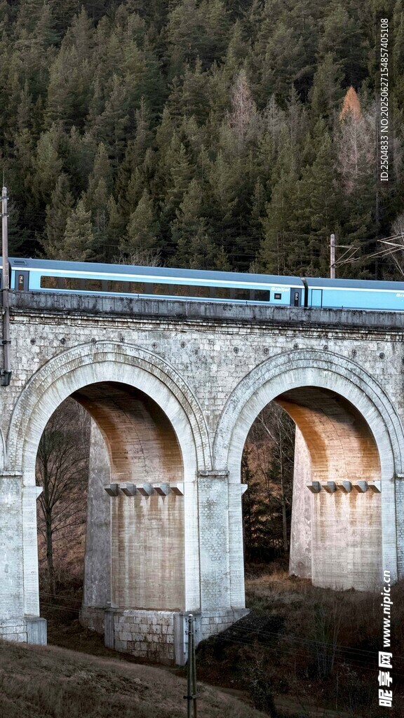 山間石拱橋上行駛的列車