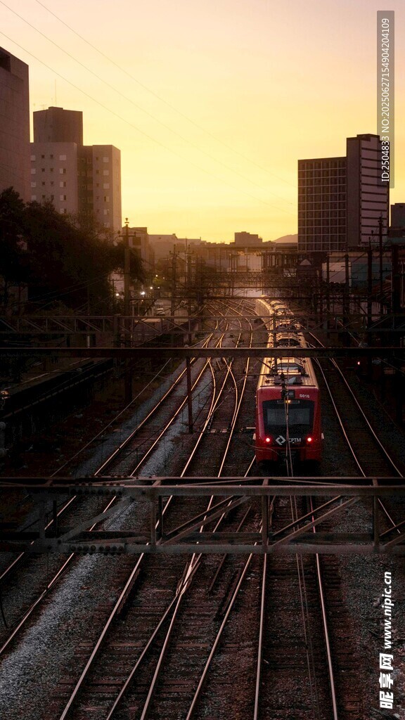 夕陽下的城市鐵軌列車