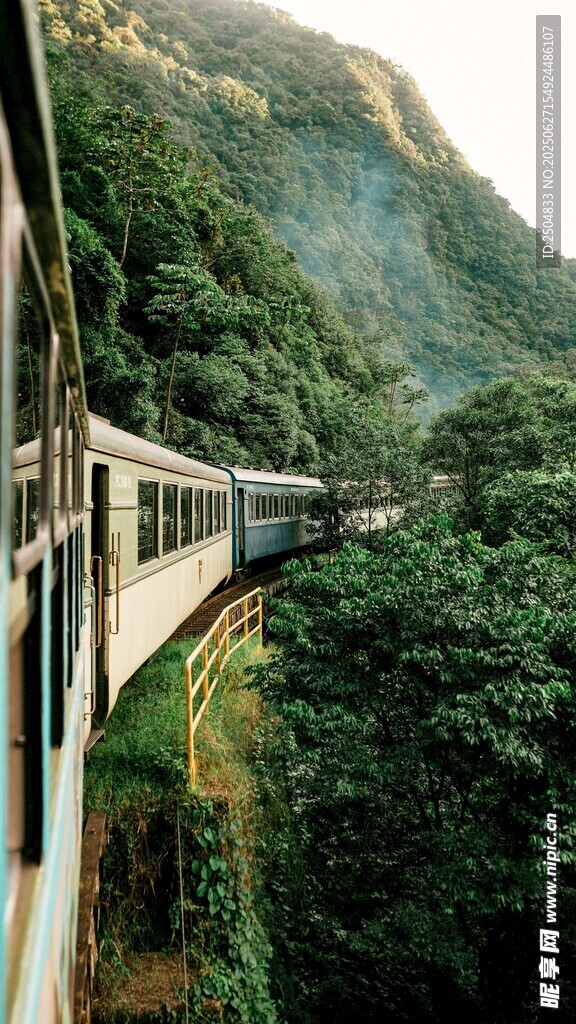 山間穿行的列車美景