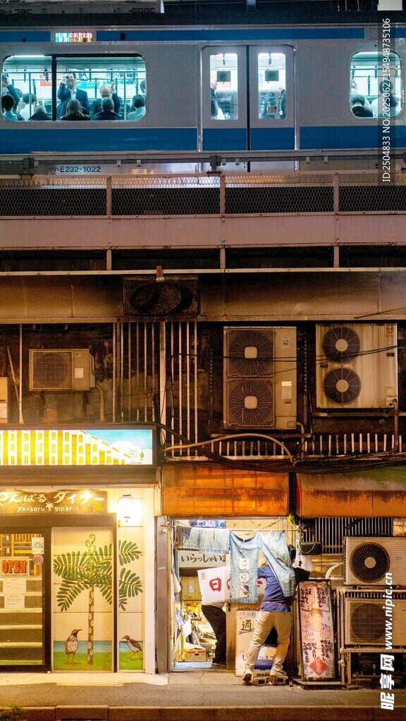 城市夜間街邊商鋪景象