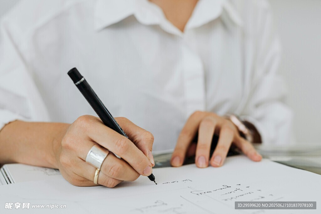 女性伏案書寫瞬間