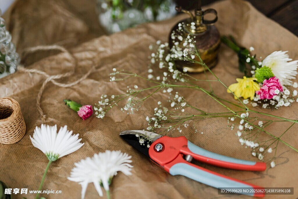 花卉修剪工具與花朵